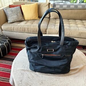 Briggs & Riley Baseline Traveler Tote in Navy